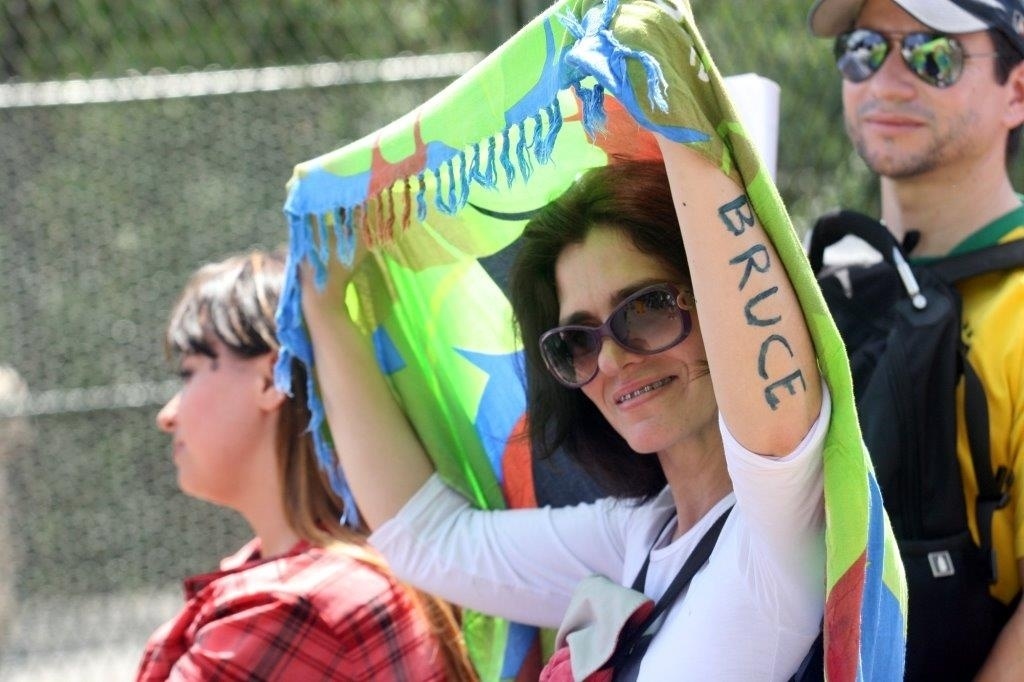 21.set.2013 - Fã de Bruce Springsteen, a gaúcha Nina Lovise usa canga para enfrentar o forte sol na fila para entrar no 6º dia do Rock in Rio - Zulmair Rocha/UOL