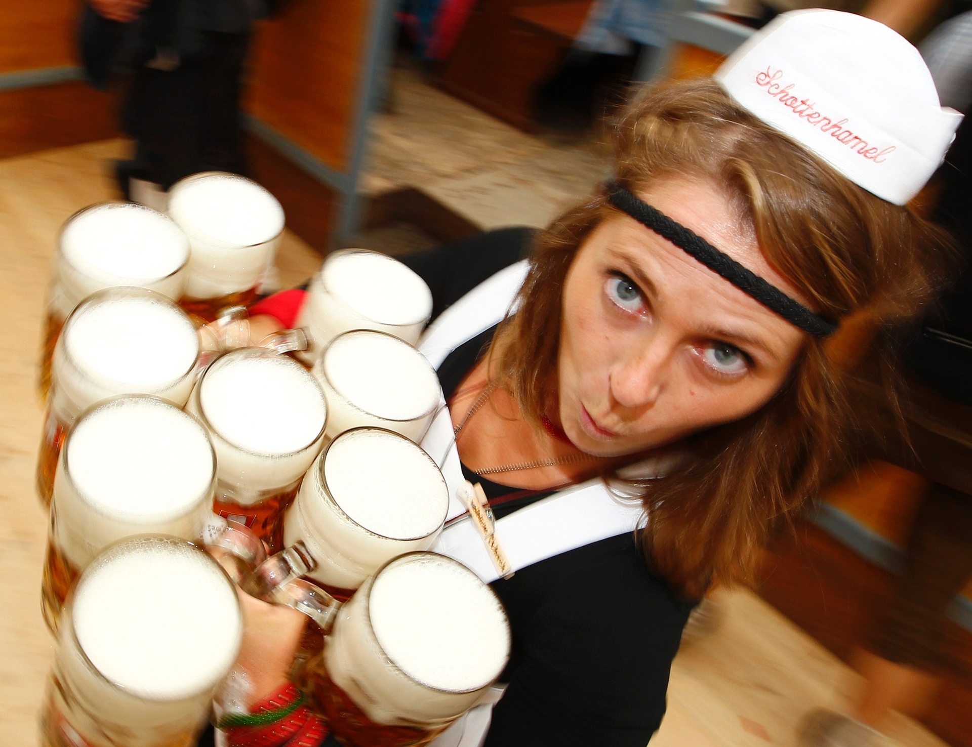21.set.2013 - Garota serve cervejas na cerimônia de abertura do 180º Oktoberfest em Munique, na Alemanha - REUTERS/Michaela Rehle