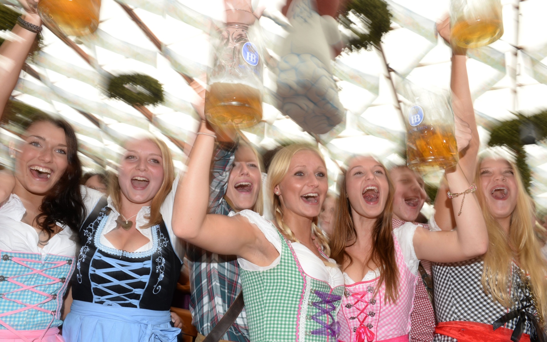 21.set.2013 - Garotas se divertem no primeiro dia do 180º Oktoberfest em Munique, na Alemanha - AFP PHOTO/Christof Stache