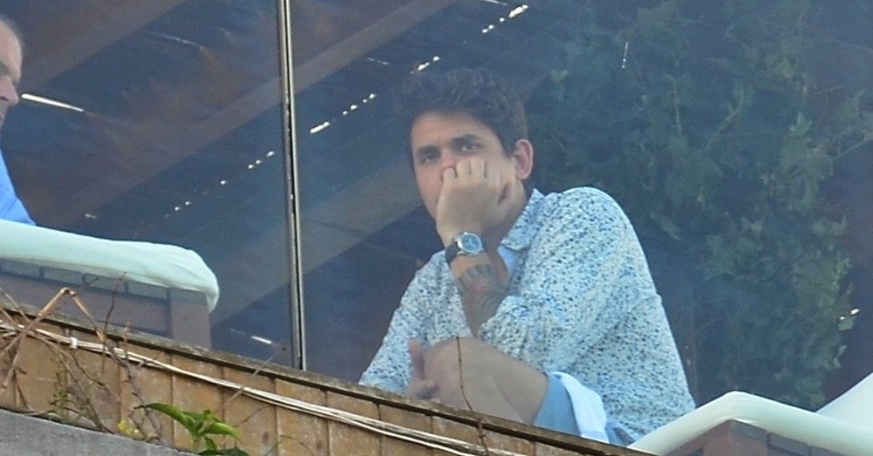21.set.2013 - John Mayer é fotografado na sacada do hotel Fasano, na zona sul do Rio. O cantor vai se apresentar neste sábado (21) no Rock in Rio