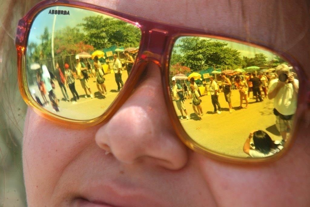 21.set.2013 - Jovem observa a fila para entrar no 6º dia de shows do Rock in Rio - Zulmair Rocha/UOL