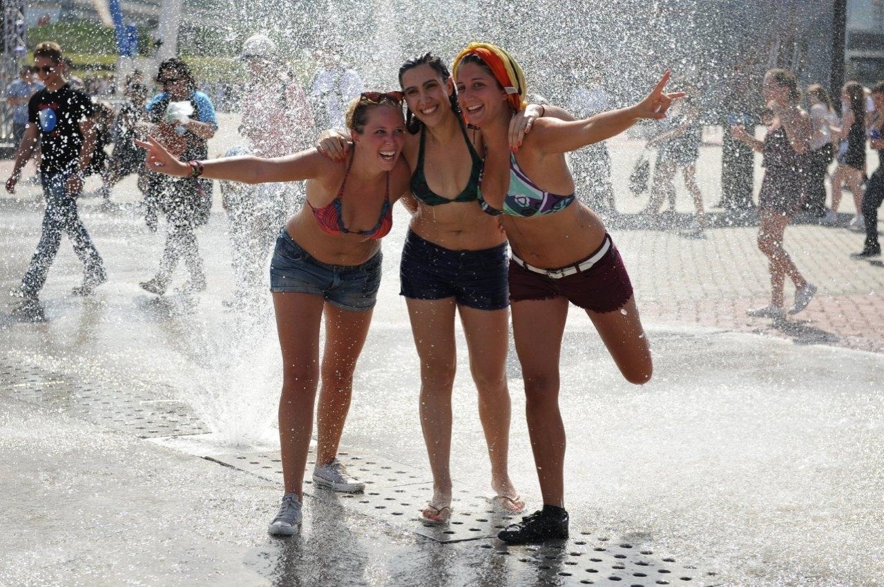 21.set.2013 - Jovens no Rock in Rio se refrescam no sexto dia do festival. No início da tarde a temperatura já era de 35 ºC - AgNews