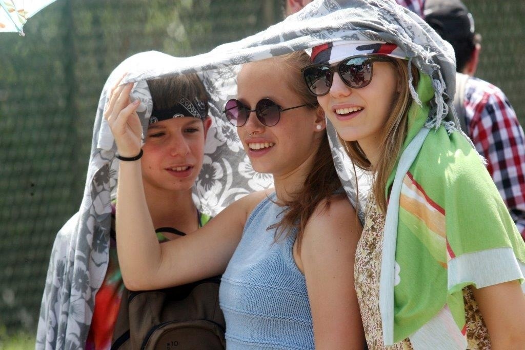 21.set.2013 - Jovens usam canga e óculos escuros para enfrentar o forte sol na fila para entrar no 6º dia do Rock in Rio - Zulmair Rocha/UOL