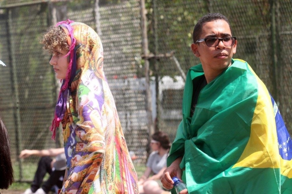 21.set.2013 - Jovens usam cangas para enfrentar o forte sol na fila para entrar no 6º dia do Rock in Rio - Zulmair Rocha/UOL