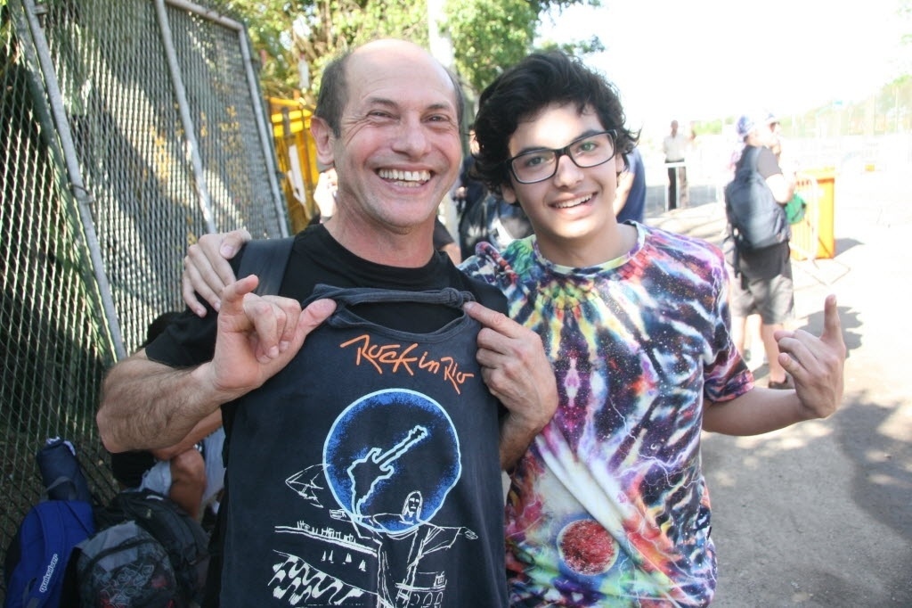 21.set.2013 - Pai e filho, Roberto Bergamaschi e Nathan Bergamashi posam na fila para o 6º dia do festival - Zulmair Rocha/UOL