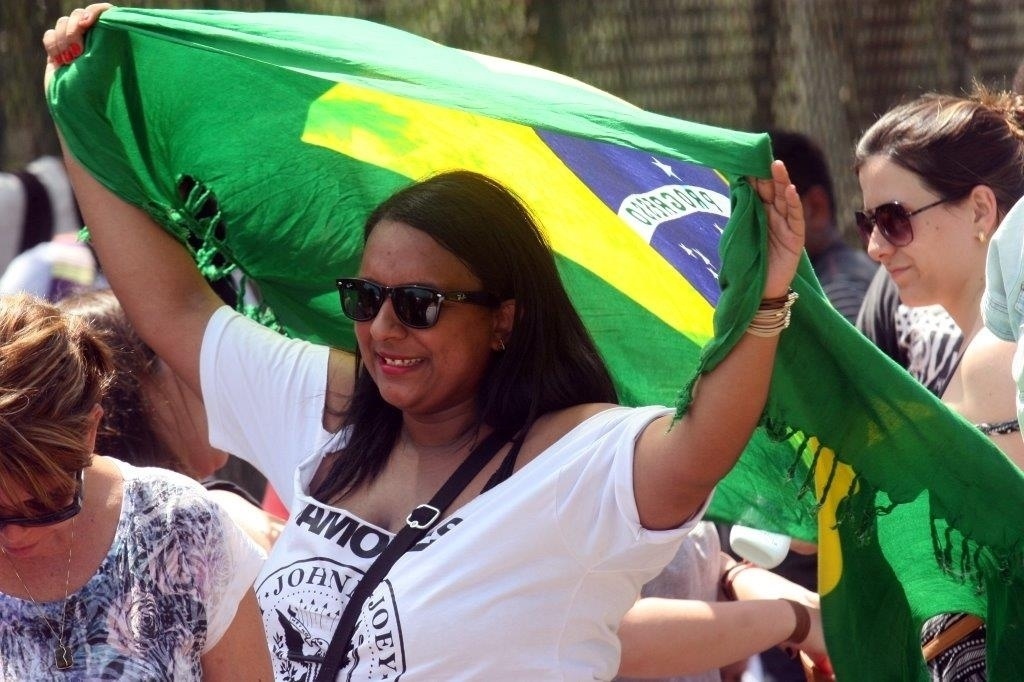 21.set.2013 - Público usa canga para enfrentar o forte sol na fila para entrar no 6º dia do Rock in Rio - Zulmair Rocha/UOL