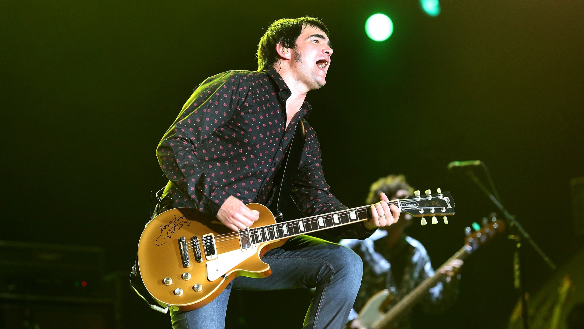 21.set.2013 - Samuel Rosa, do Skank, toca com uma Les Paul autografada pelo guitarrista mexicano Carlos Santana; o músico mineiro tocou na faixa "Saidera", do álbum mais recente de Santana - Marco Antônio Teixeira/UOL