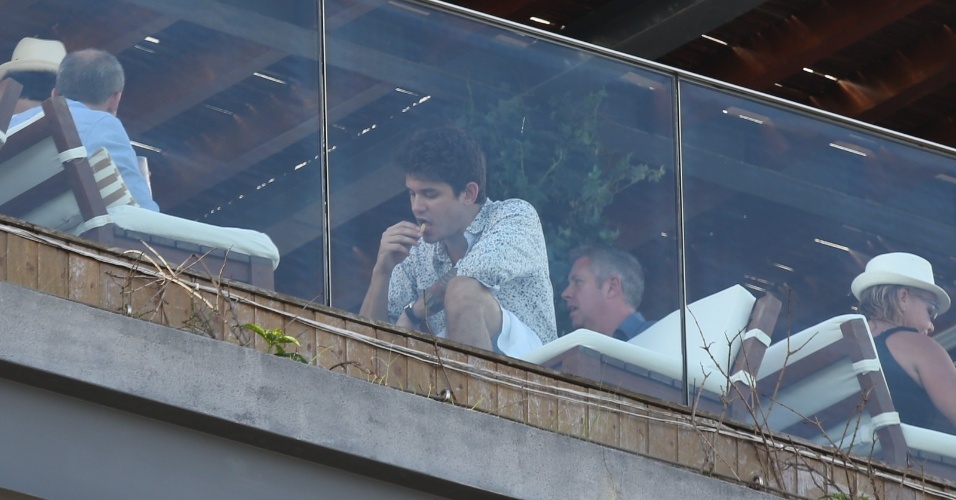 21.set.2013 - John Mayer é fotografado na sacada do hotel Fasano, na zona sul do Rio. O cantor vai se apresentar neste sábado (21) no Rock in Rio