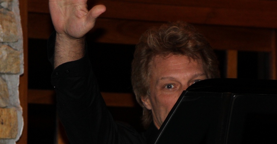 21.set.2013 - Após se apresentar no Rock in Rio, Bon Jovi e sua banda jantam em um restaurante na zona sul de São Paulo. Neste domingo (22), o cantor e sua banda fazem show no Estádio do Morumbi