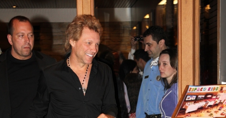 21.set.2013 - Após se apresentar no Rock in Rio, Bon Jovi e sua banda jantam em um restaurante na zona sul de São Paulo. Neste domingo (22), o cantor e sua banda fazem show no Estádio do Morumbi