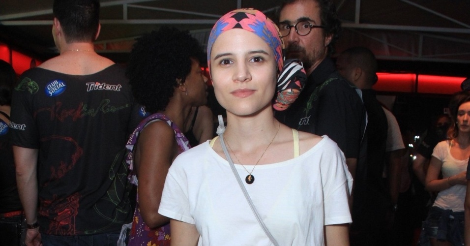 21.set.2013 - Bianca Comparato, que cortou os cabelos para segunda temporada de "Sessão de Terapia", usa um lenço para disfarçar a careca