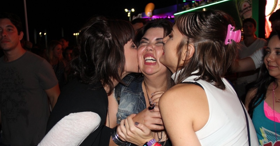 21.set.2013 - Fabiana Karla ganha beijo triplo durante o Rock in Rio