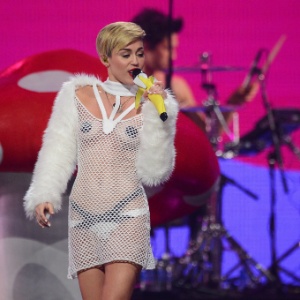 Miley Cyrus está começando "novo capítulo" após término com Liam Hemsworth