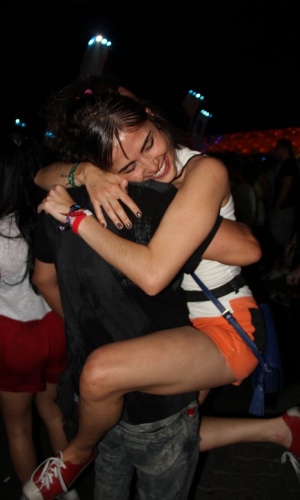 21.set.2013 - Maria Casadevall abraça forte o diretor Wolf Maia