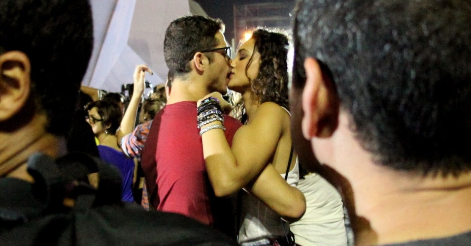 21.set.2013 - Débora Nascimento e José Loreto se beijam durante o show de Lenine