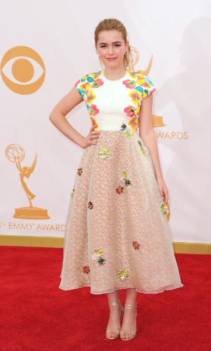 22.set.2013 - A atriz Kiernan Shipka, de "Mad Men", usa vestido florido para comparecer ao Emmy 2013
