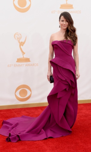 22.set.2013 - A atriz Linda Cardellini , de "Mad Men", chega para o Emmy 2013