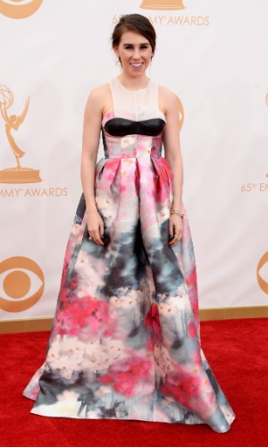 22.set.2013 - A atriz Zosia Mamet , de "Girls", passa pelo tapete vemelho do Emmy 2013