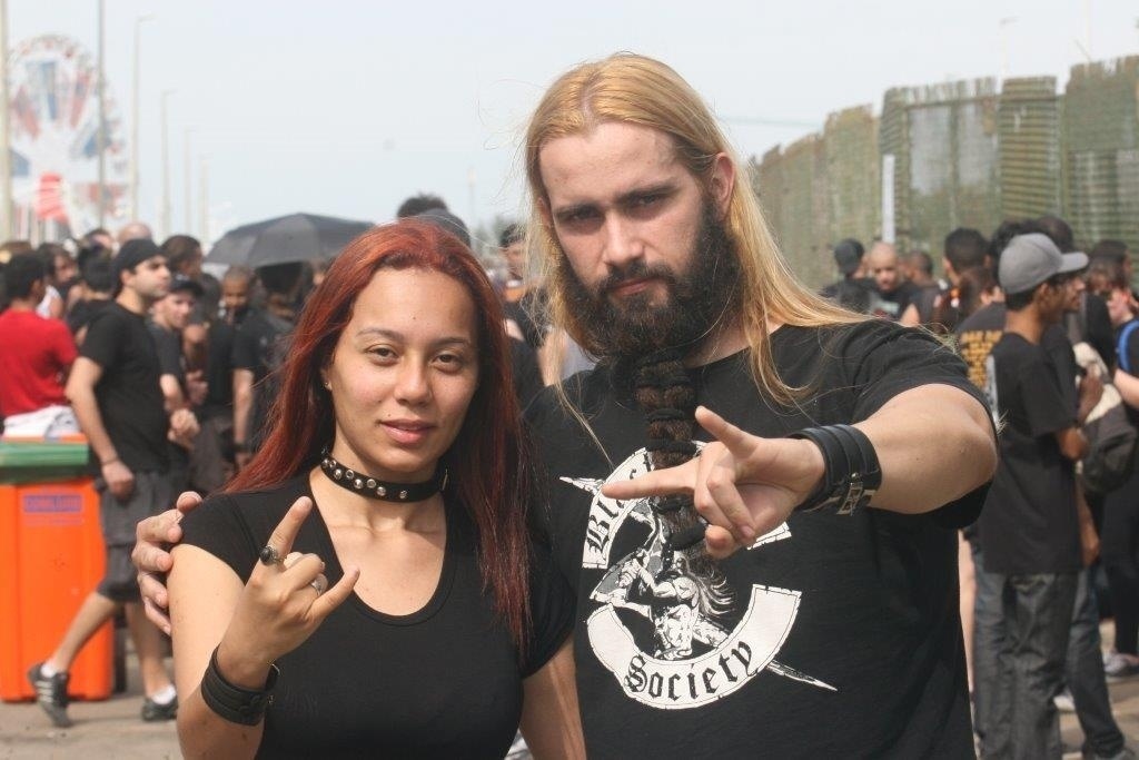 22.set.2013 - Ao lado da namorada, Carina Guido, Elias Ferreira espera a abertura dos portões do último dia de Rock in Rio - Zulmair Rocha/UOL