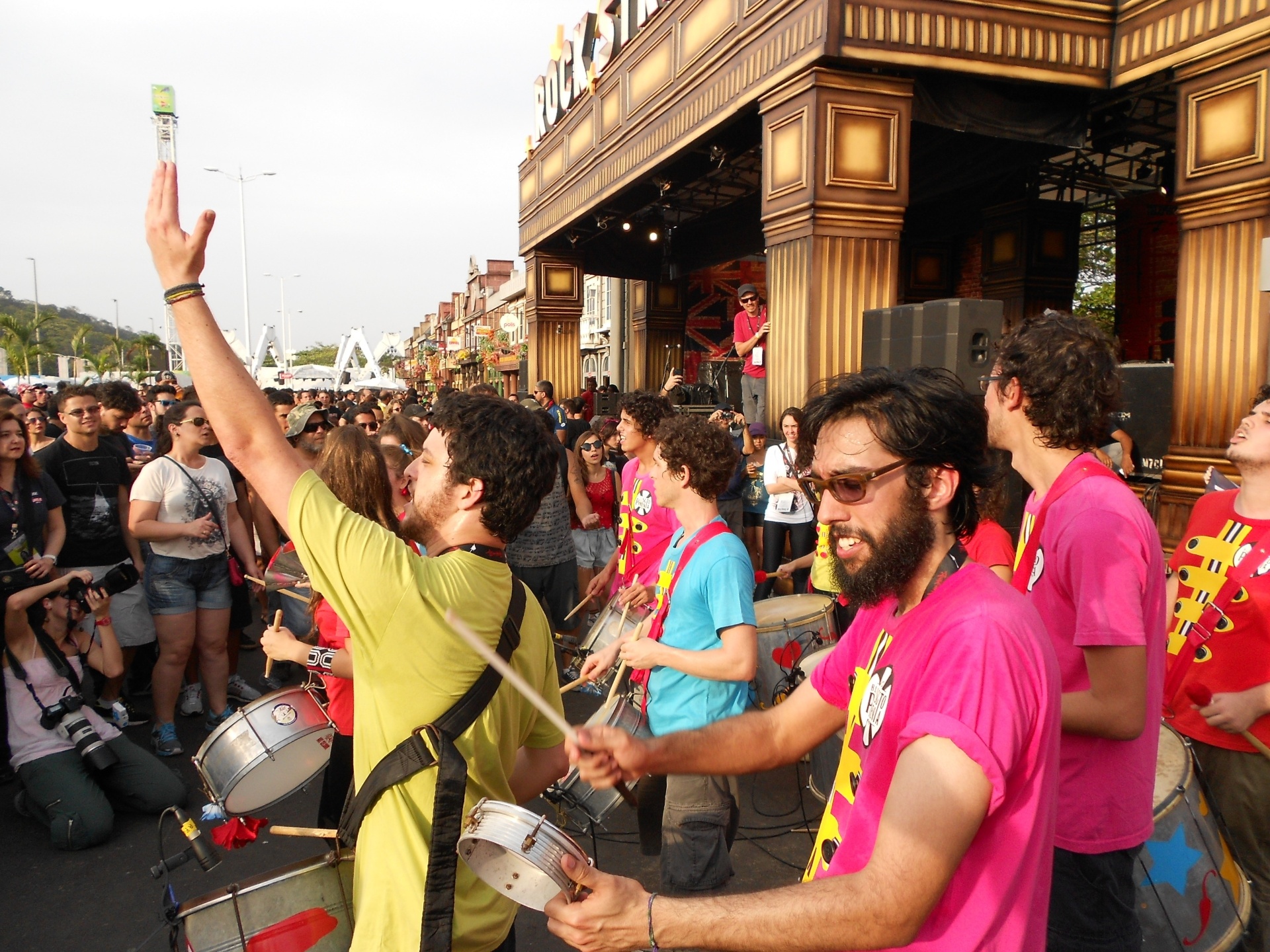 22.set.2013 - Bloco Sargento Pimenta toca Beatles fechando a programação na Rock Street - Fabíola Ortiz/UOL