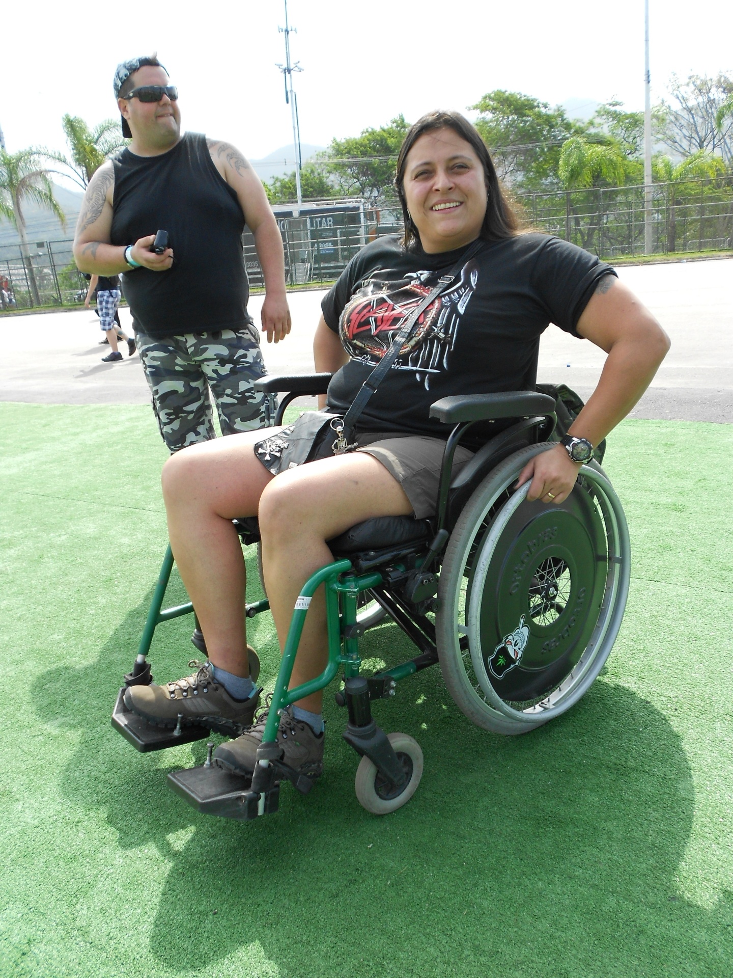 22.set.2013 - A gaúcha Dioniva Wagner, 39, que, se pudesse, entraria de cadeira de rodas na roda de mosh - Fabíola Ortiz/UOL