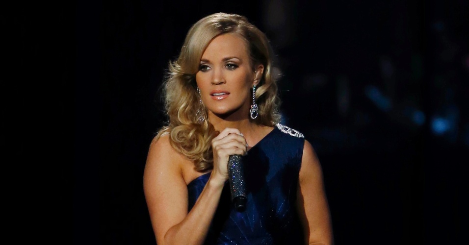 22.set.2013 - Carrie Underwood canta "Yesterday" no Emmy 2013
