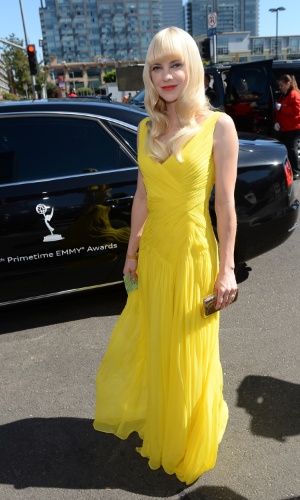 22.set.2013 - De vestido amarelo, atriz Anna Faris chega para o Emmy 2013