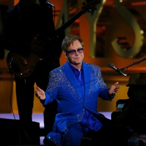 Elton John se apresenta durante o Emmy 2013