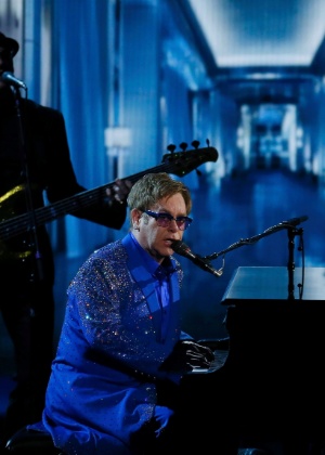 Elton John se apresenta durante o Emmy 2013, em setembro - Mike Blake/Reuters