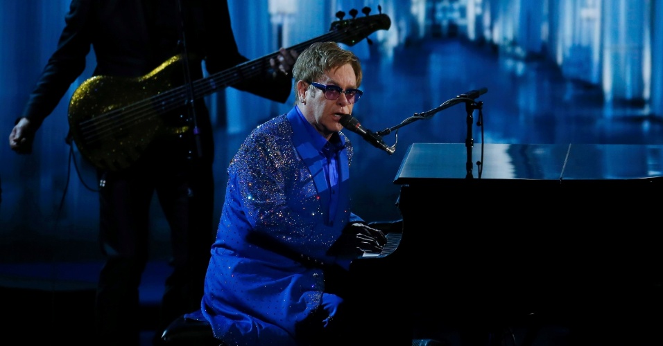 22.set.2013 - Elton John se apresenta durante o Emmy 2013