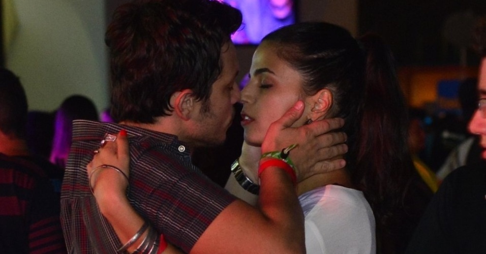 22.set.2013 - Emanuelle Araújo e o marido, o advogado Carlos Henrique Blecher, se beijam no meio da plateia do Rock in Rio