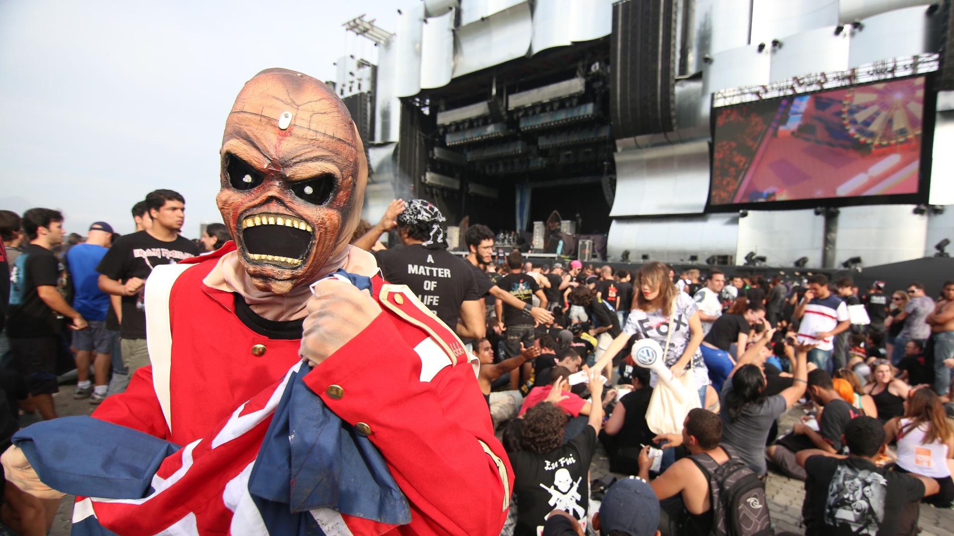 22.set.2013 - Fã do Iron Maidden vai ao último dia do Rock in Rio fantasiado de Eddie the Head, mascote da banda - Marco Antônio Teixeira/UOL