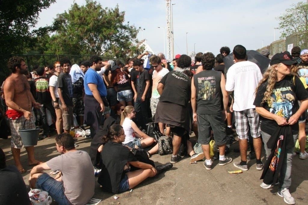 22.set.2013 - Fãs do metal esperam abertura dos portões no último dia de Rock in Rio - Zulmair Rocha/UOL