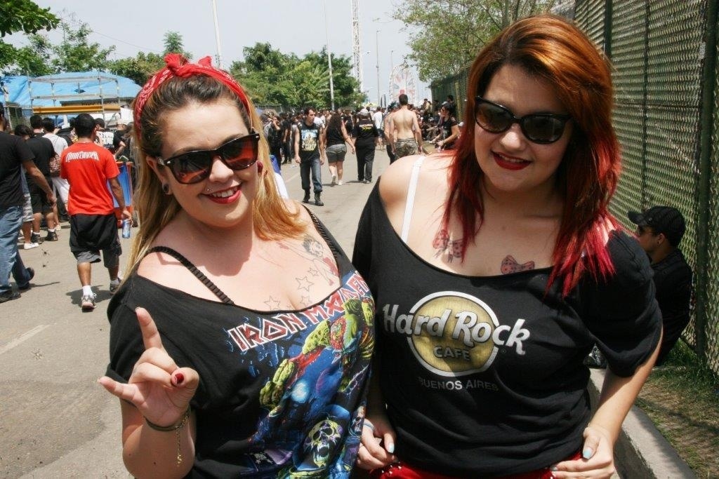 22.set.2013 - Jessica Teixeira e Barbara Bitencourt aguardam abertura dos portões no último dia do Rock in Rio, que terá Iron Maiden, Slayer e Sepultura - Zulmair Rocha/UOL
