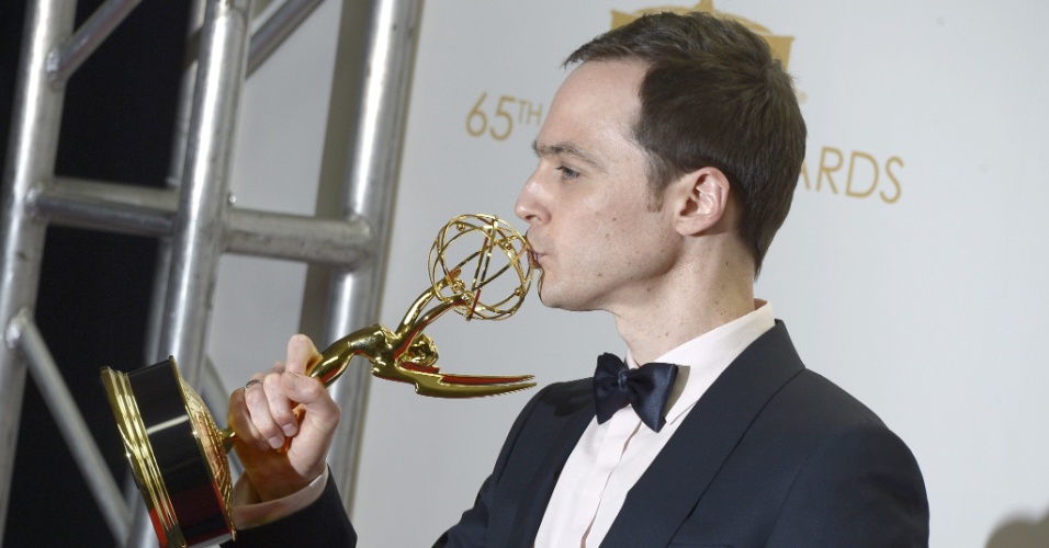 22.set.2013 - Jim Parsons (The Big Bang Theory) recebe o prêmio de Melhor ator em série de comédia na edição de 2013 do Emmy Awards