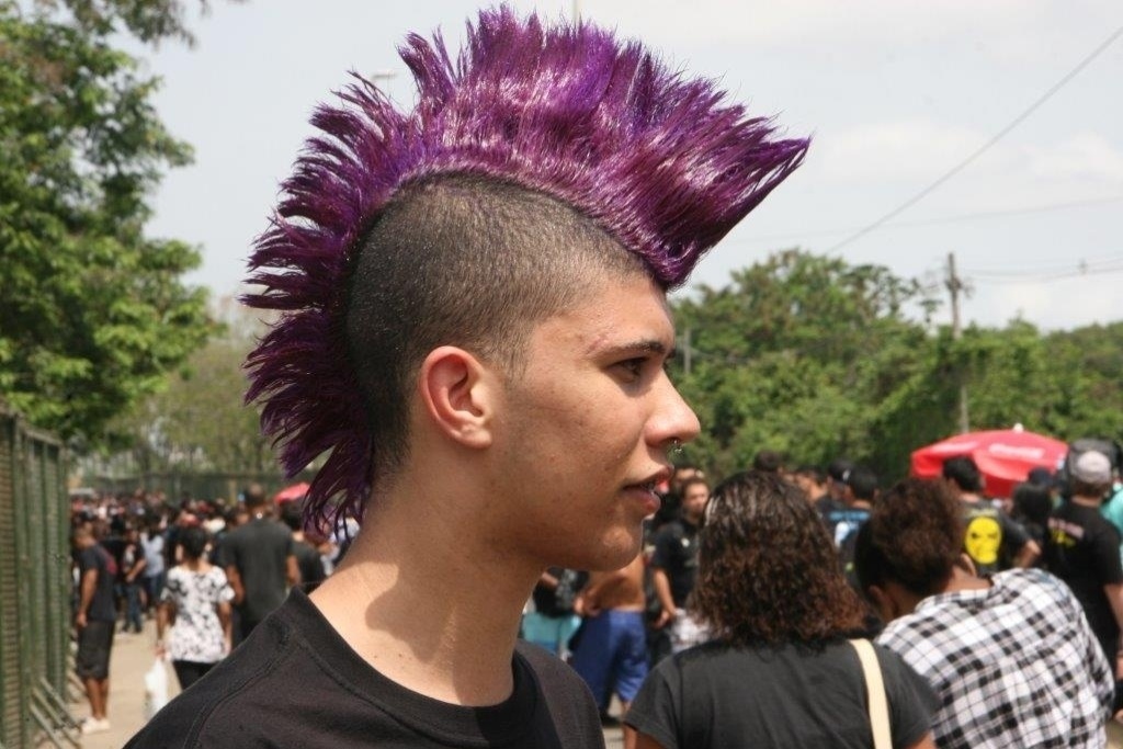 22.set.2013 - Jonatan Soares exibe seu moicano roxo na fila do último dia de Rock in Rio - Zulmair Rocha/UOL