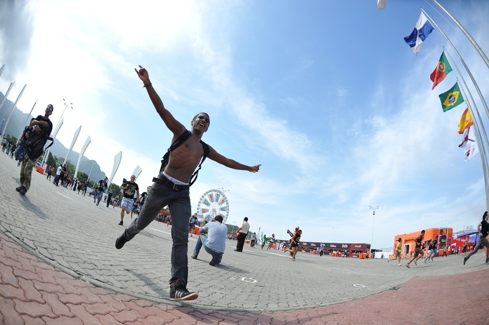 22.set.2013 - Jovens entram correndo na Cidade do Rock no último dia de Rock in Rio - AgNews