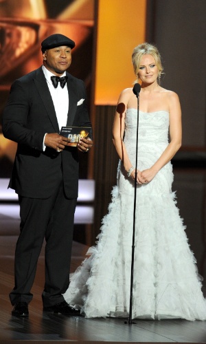 22.set.2013 - LL Cool J e Malin Akerman anunciando vencedores do Emmy 2013