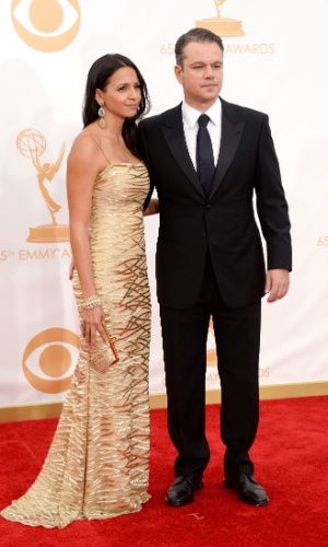 22.set.2013 - Matt Damon posa com a mulher Luciana Barroso ao chegar para o Emmy 2013. Ele concorre na categoria de melhor ator de minissérie ou telefilme por "Minha Vida Com Liberace"