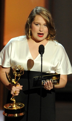 22.set.2013 - Merritt Wever (Nurse Jackie) recebe o prêmio de Melhor atriz coadjuvante em série de comédia na edição de 2013 do Emmy Awards em evento Teatro Nokia, em Los Angeles