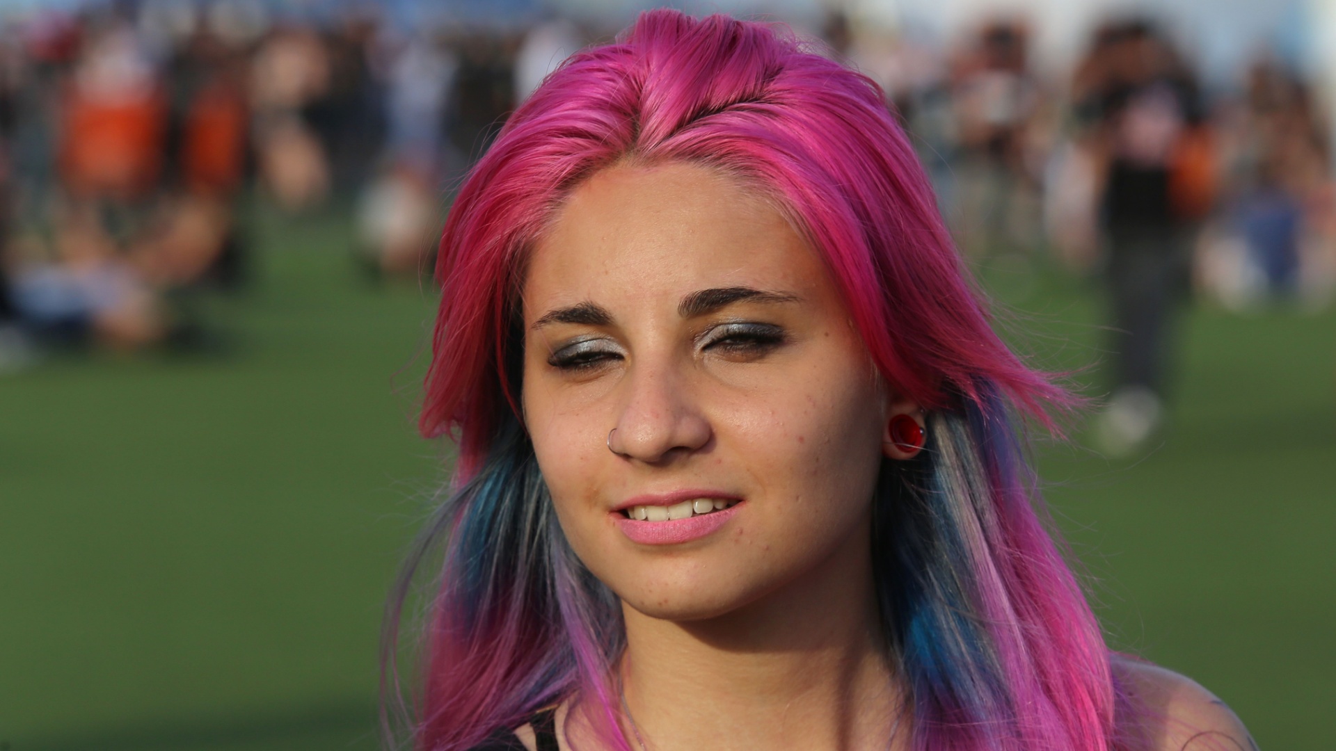 22.set.2013 - Jovem surge com cabelo tinngido de rosa - Fernando Maia/UOL