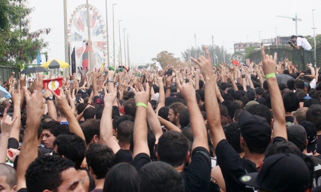 22.set.2013 - Multidão fã do metal aguarda a abertura dos portões do último dia de Rock in RIo - Zulmair Rocha/UOL