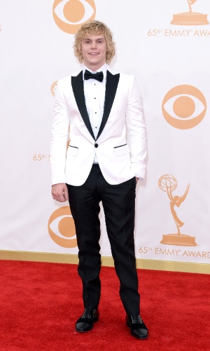 22.set.2013 - O ator Evan Peters, de "American Horror Story", passa pelo tapete vemelho do Emmy 2013. A missérie concorre em 17 categorias