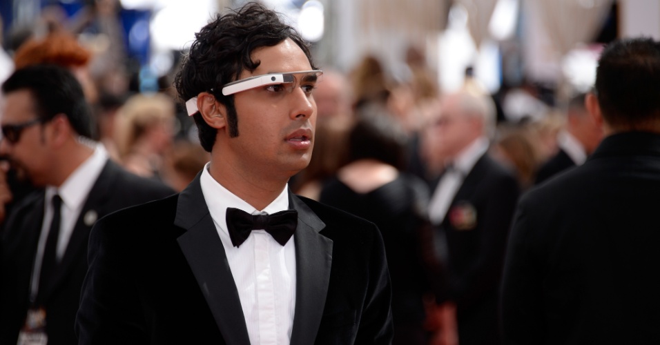 22.set.2013 - O ator Kunal Nayyar, o Raj de "The Big Bang Theory", passa pelo tapete vemelho do Emmy 2013 usango um par do Google Glass