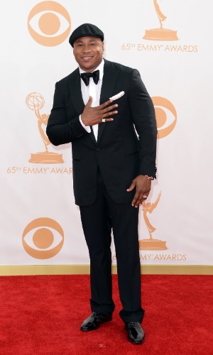 22.set.2013 - O ator LL Cool J faz pose ao passar pelo tapete vermelho do Emmy 2013