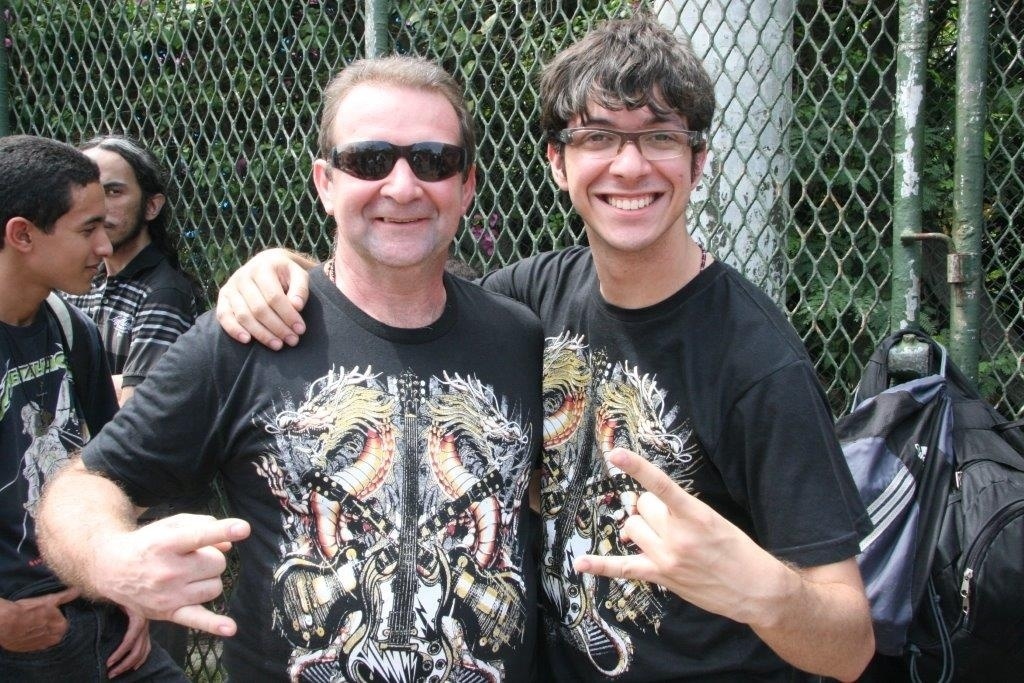 22.set.2013 - Pai e filho Eduardo Pinheiro e Felipe Pinheiro curtirão juntos os shows do último dia de Rock in Rio - Zulmair Rocha/UOL