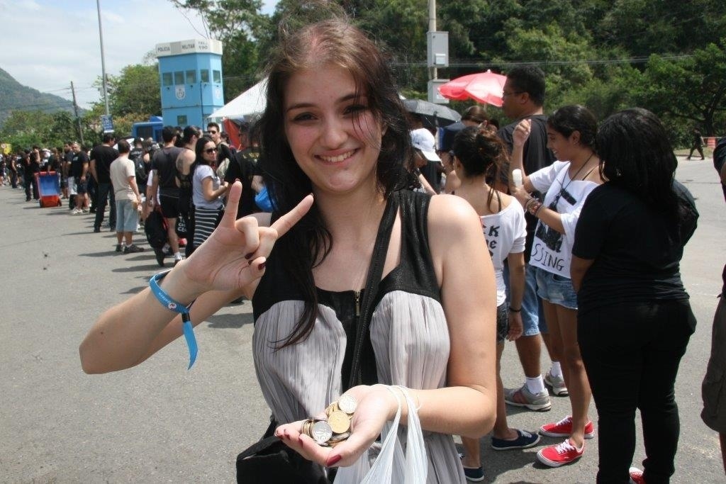 22.set.2013 - Pollyana Patriota pede dinheiro na fila do Rock in Rio para poder comprar ingresso para o evento - Zulmair Rocha/UOL