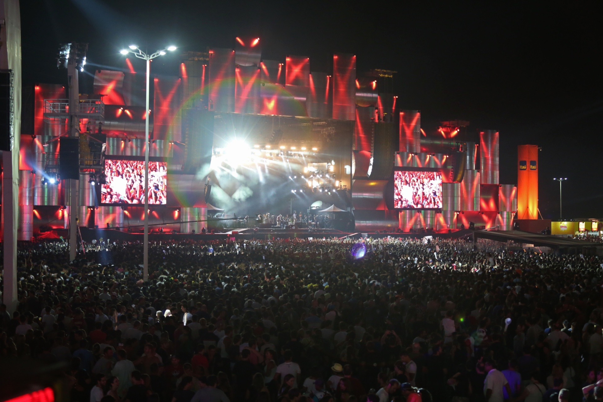 22.set.2013 - Público do Palco Mundo visto do camarote - Marco Antônio Teixeira/UOL