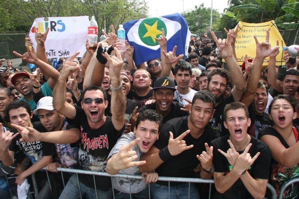 22.set.2013 - Público do último dia do Rock in Rio demonstra animação na espera da abertura dos portões para a maratona de metal que terá Iron Maiden e Slayer - Zulmair Rocha/UOL