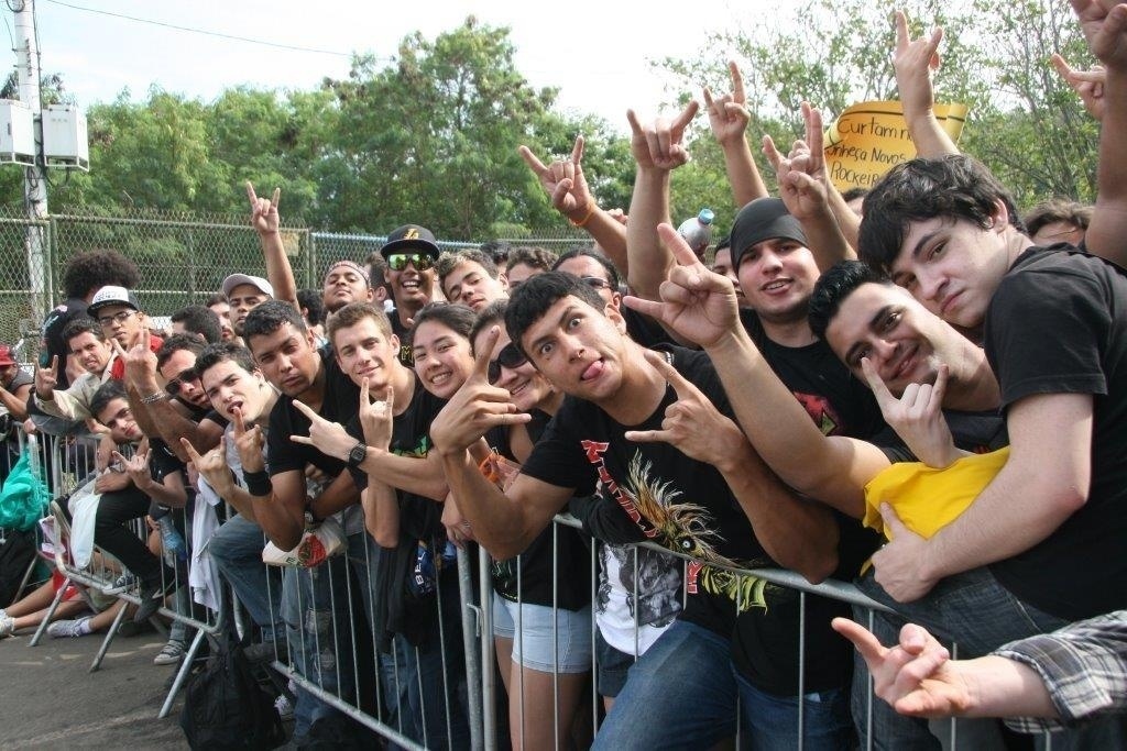 22.set.2013 - Público do último dia do Rock in Rio demonstra animação na espera da abertura dos portões para a maratona de metal que terá Iron Maiden e Slayer - Zulmair Rocha/UOL